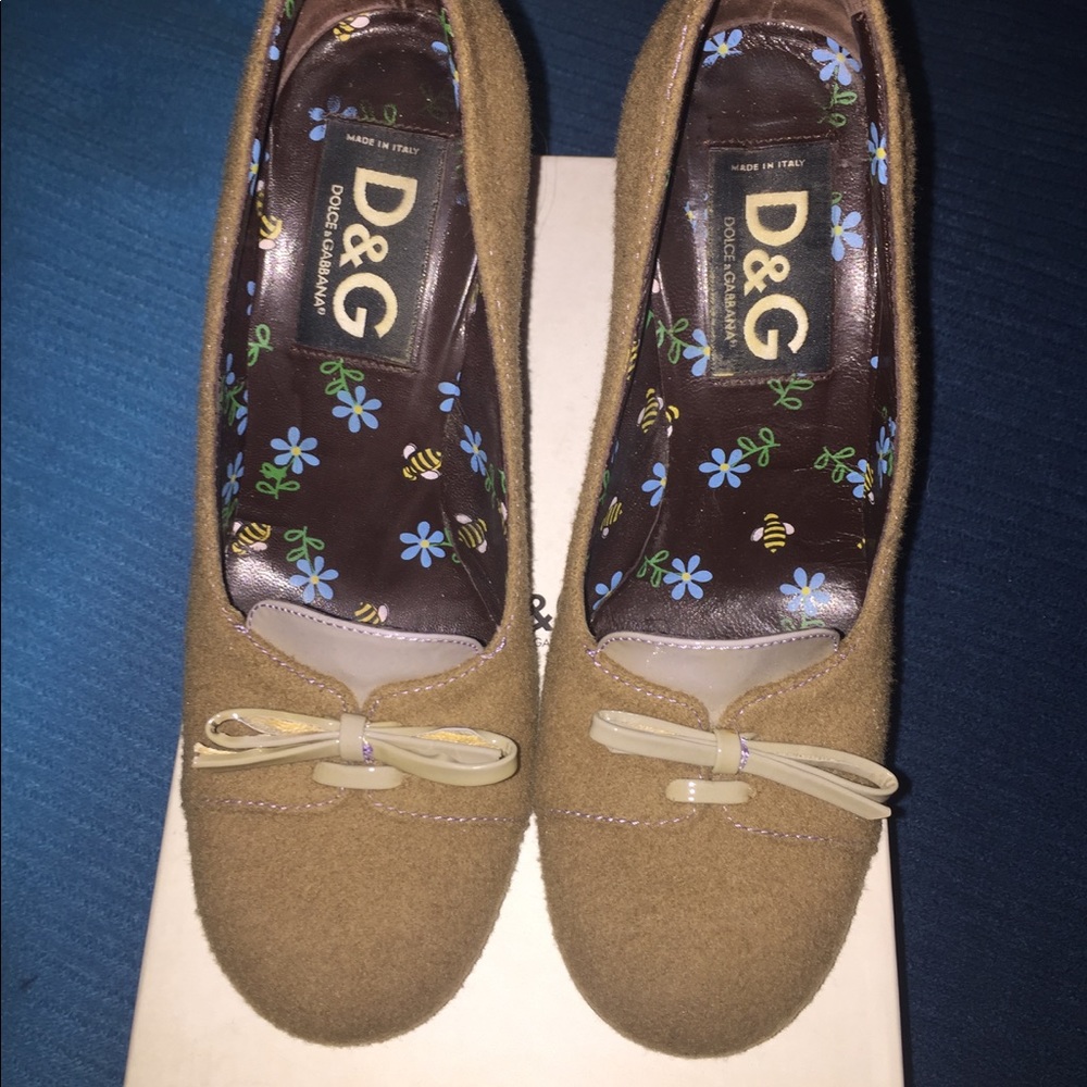 Round toe D & G Dolce & Gabbana high heel pumps!